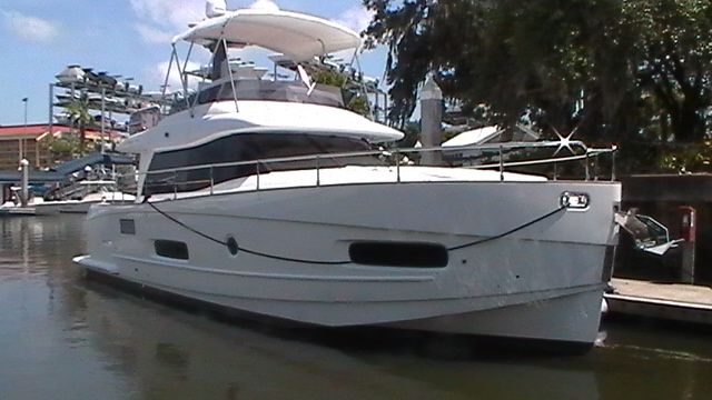 2013 Azimut boat for sale, model of the boat is Flybridge & Image # 2 of 12