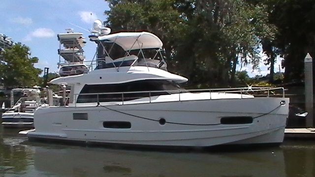 2013 Azimut boat for sale, model of the boat is Flybridge & Image # 1 of 12