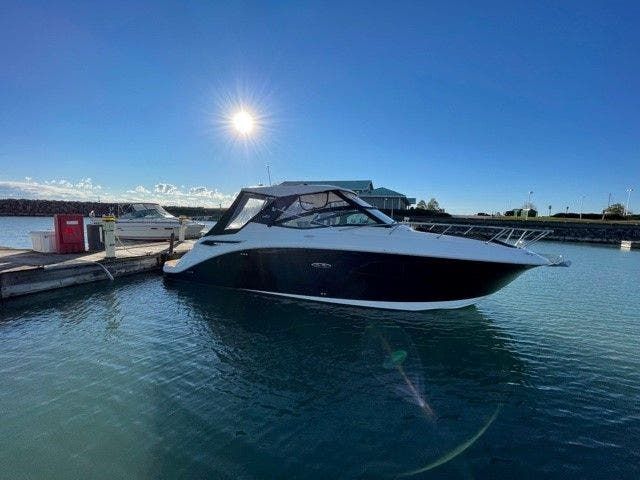 2020 Sea Ray boat for sale, model of the boat is 320 SUNDANCER & Image # 1 of 29
