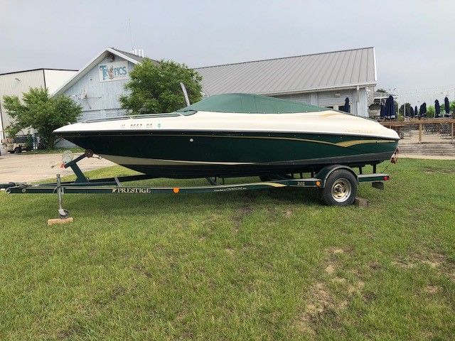 2001 Crownline boat for sale, model of the boat is 202BR & Image # 1 of 2