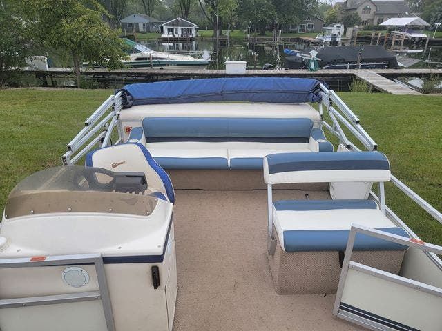2002 Crest boat for sale, model of the boat is 25 SPORT & Image # 2 of 11