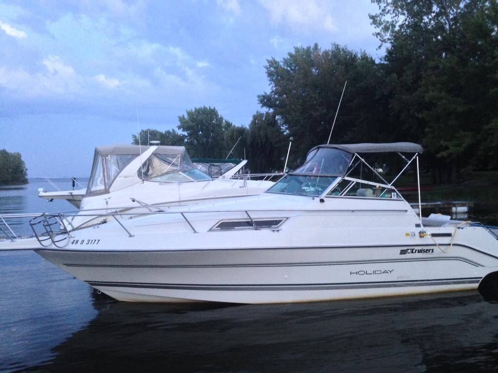 1990 Cruisers Yachts boat for sale, model of the boat is Holiday 2570 & Image # 3 of 7