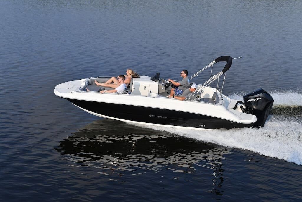 2022 Stingray boat for sale, model of the boat is 212SC & Image # 1 of 5