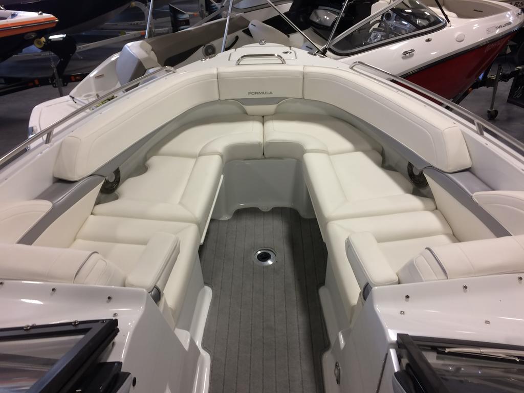 2014 Formula boat for sale, model of the boat is 270 B/r & Image # 3 of 15