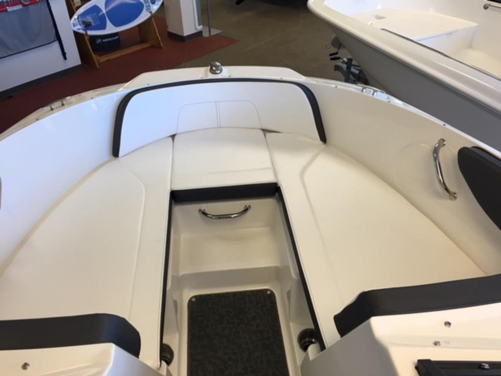 2016 Sea Ray boat for sale, model of the boat is 19 SPX OB & Image # 3 of 10