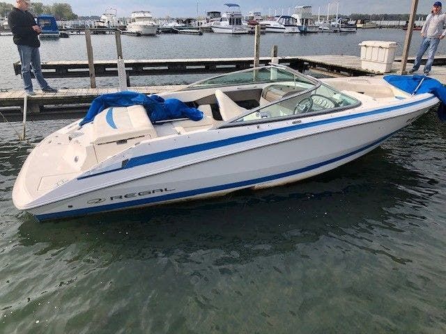 2007 Regal boat for sale, model of the boat is 2200 & Image # 2 of 9