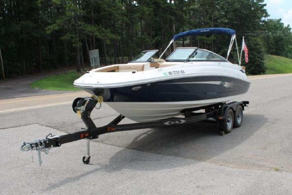 2015 Sea Ray boat for sale, model of the boat is 220 Sundeck & Image # 1 of 10