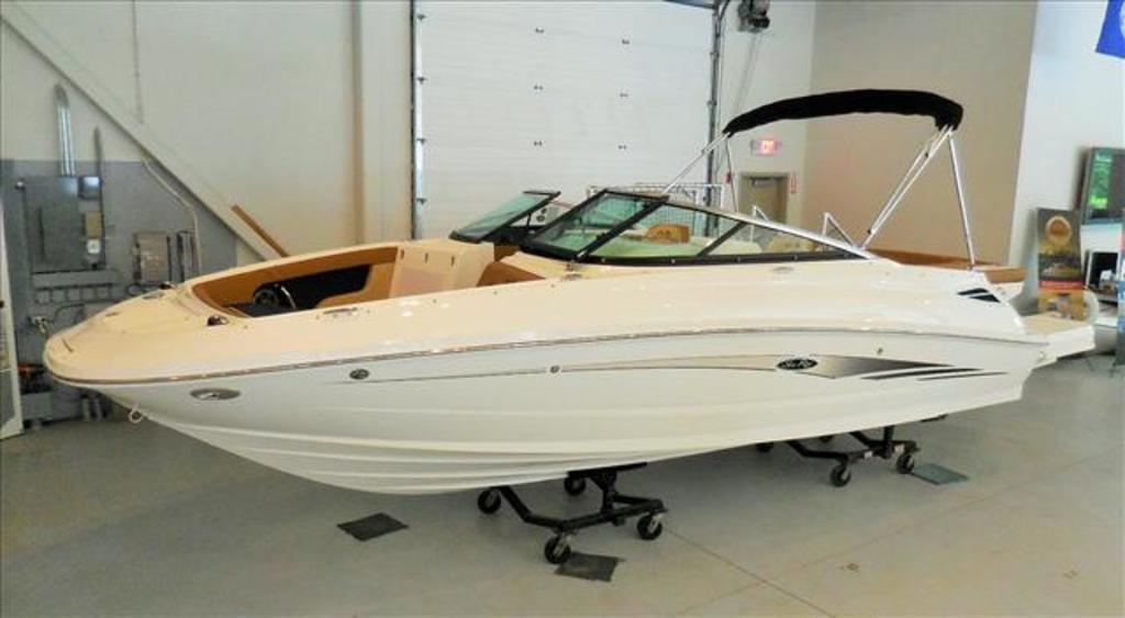 2017 Sea Ray boat for sale, model of the boat is 220 Sundeck & Image # 1 of 1