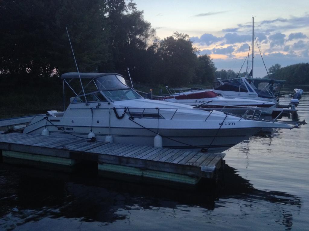 1990 Cruisers Yachts boat for sale, model of the boat is Holiday 2570 & Image # 1 of 7