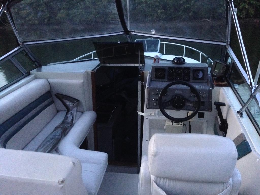 1990 Cruisers Yachts boat for sale, model of the boat is Holiday 2570 & Image # 2 of 7
