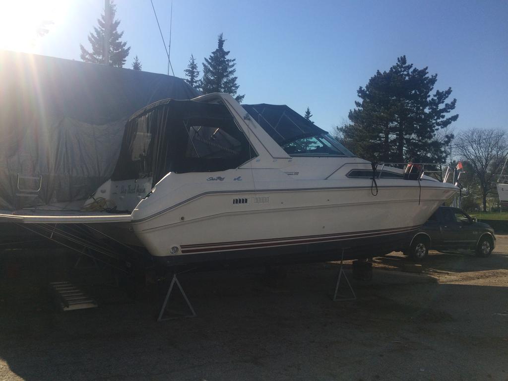 1991 Cruisers Yachts boat for sale, model of the boat is 310/330 Weekender  & Image # 6 of 15